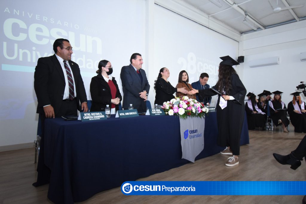 Reciben Graduados De Cesun Preparatoria Conmovedor Regalo De Su Madrina